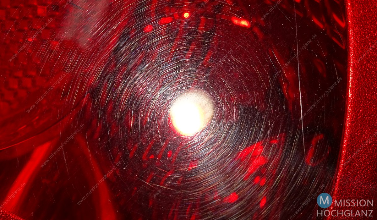 Rückleuchten auf Hochglanz polieren - Swirls mit LED-Leuchte erkennen